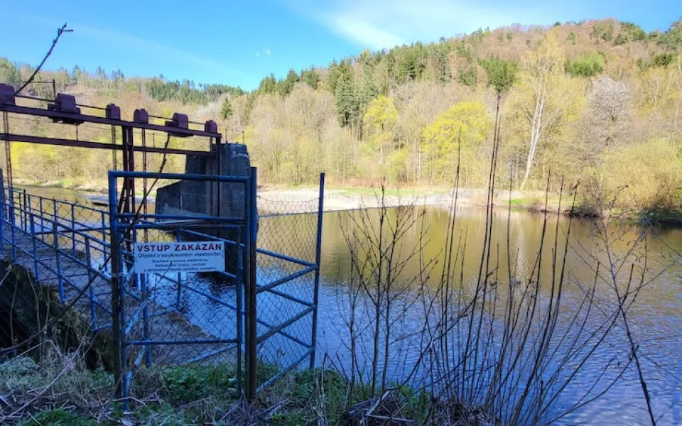 Asociace vodní turistiky obvinila vodní elektrárnu Líšný z ohrožení Jizery