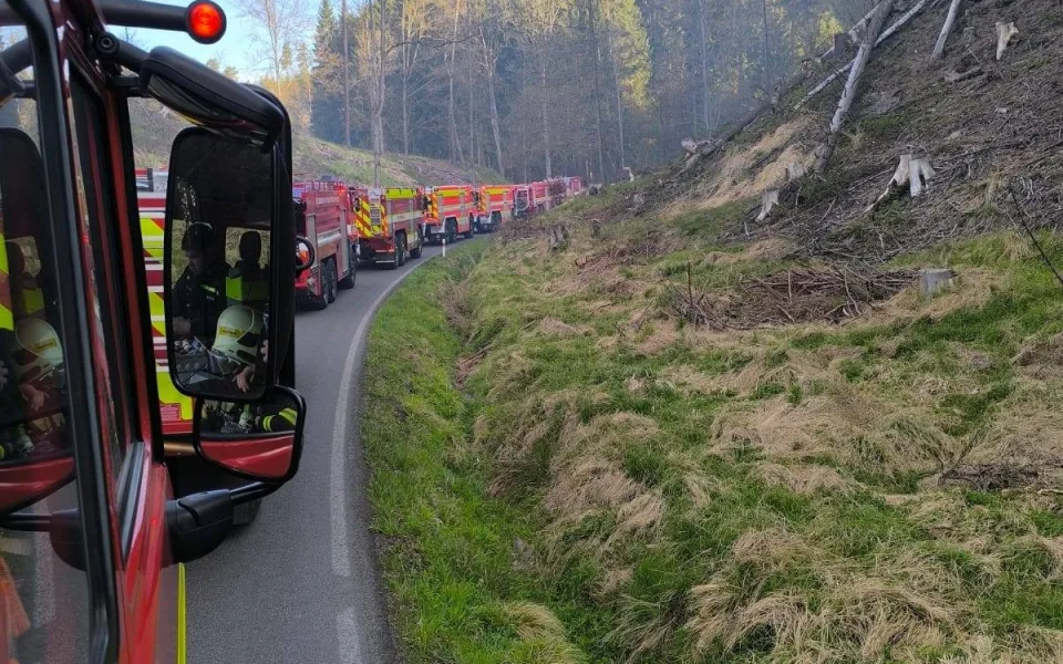 Bojovat s lesním požárem v Českém Švýcarsku vyrazil ráno také odřad hasičů z Libereckého kraje