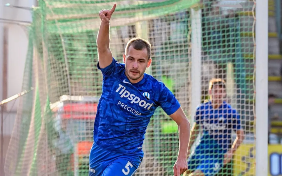 Hodouš má po zásahu loktem do hlavy od protihráče zlomenou čelist