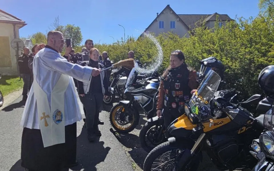 Motorkáři zahájili sezónu v Dlouhém Mostě. Na bohoslužbu a žehnání jich přijelo přes 150