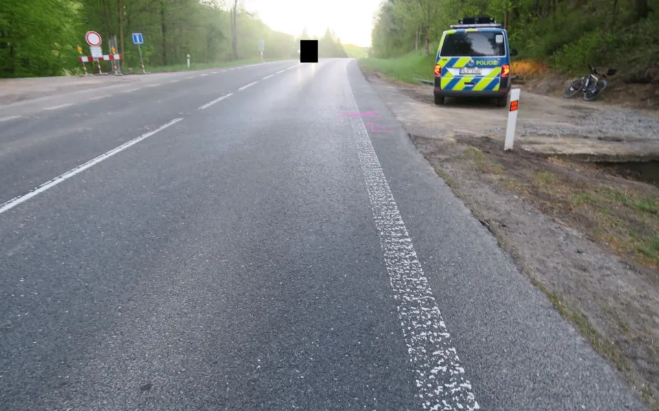 Srážka auta s cyklistkou v Malé Skále. Policisté hledají důležitého svědka