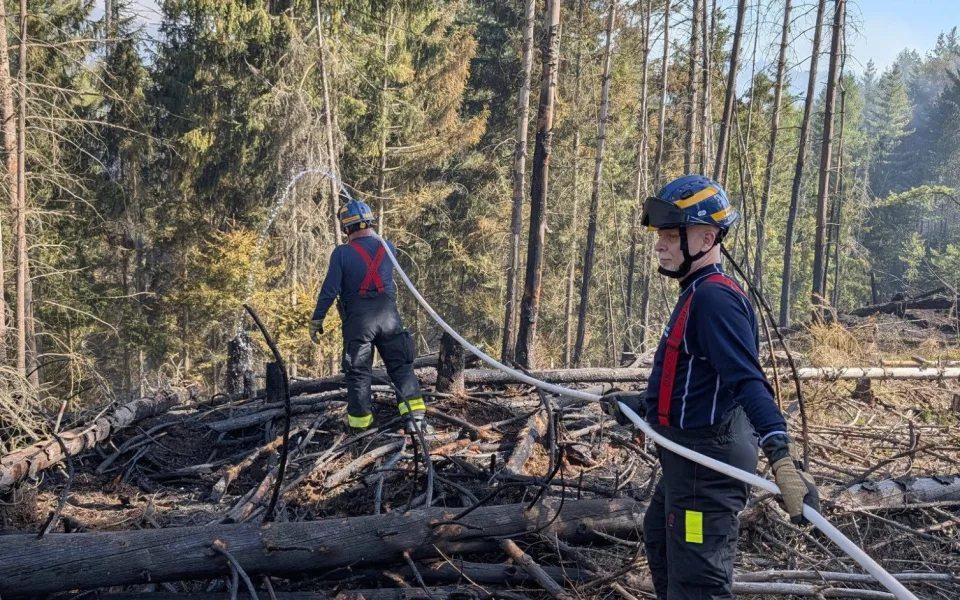 Hasiči z Libereckého kraje dál pomáhají hasit požár v národním parku České Švýcarsko
