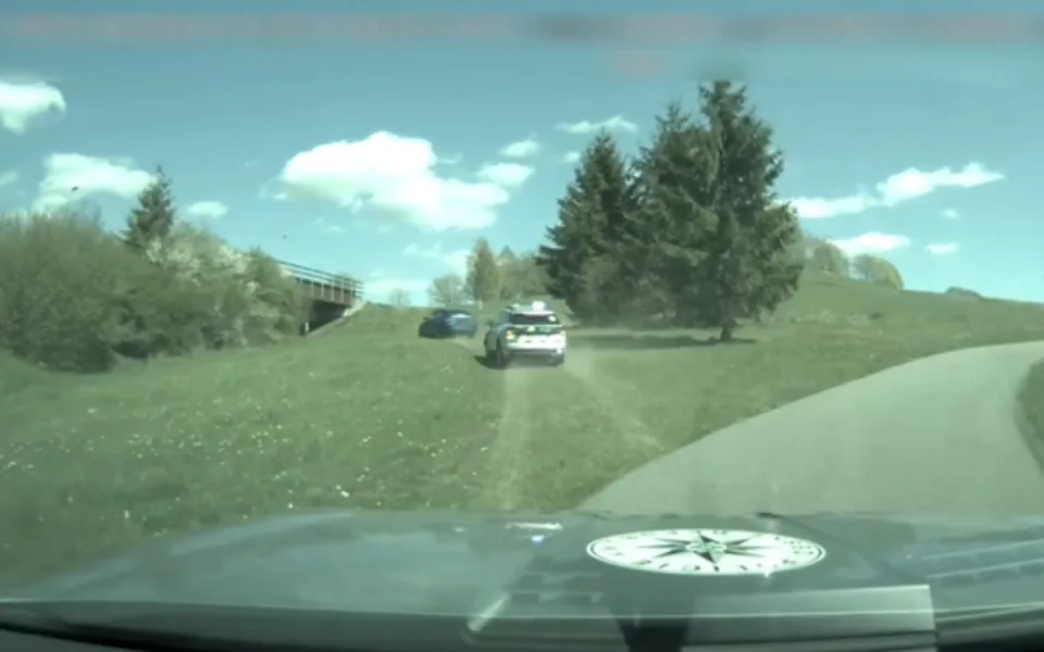 Před policií ujížděl i po loukách areálu ve Vesci. Zběsilá honička skončila jen se štěstím bez zranění