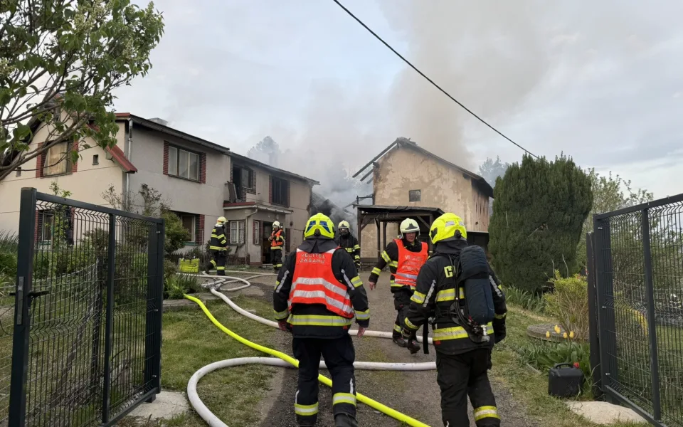 Požár domu v Mírové. Tři lidé se nadýchali kouře, skončili v nemocnici