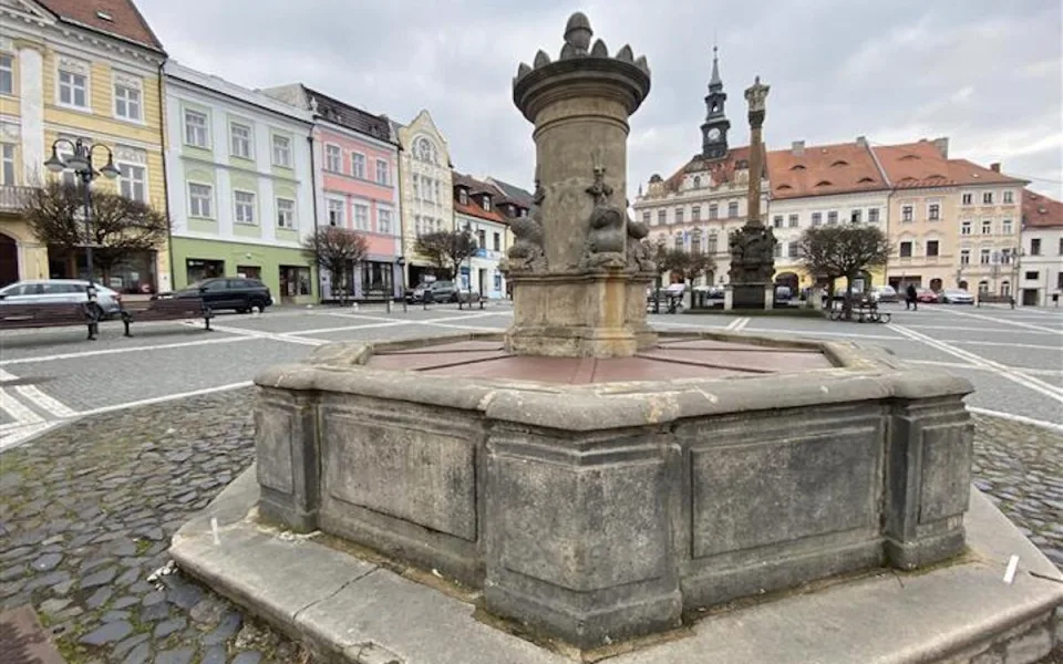 Kašna na náměstí v České Lípě zůstane bez vody i letos. Čeká na opravu