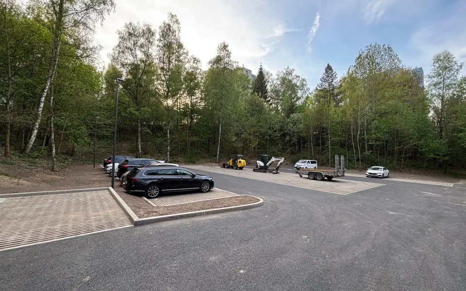 Nové parkoviště na Broumovské je hotové, nabízí 38 parkovacích míst