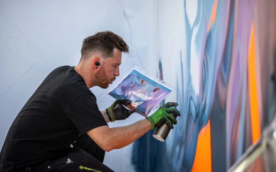 Ilustrační foto autora grafitti při práci.