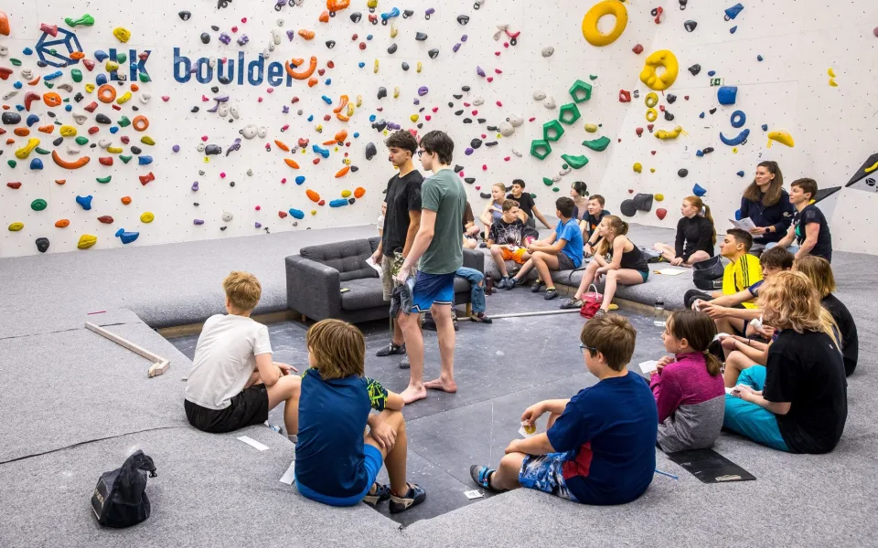 Školní boulder pohár rozhýbal Boulder Point. Dorazilo 200 mladých lezců