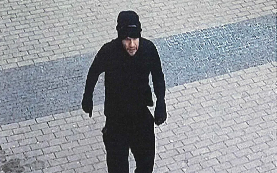 Zloděj ve Foru ukradl pokladnu z trafiky. Na útěku ji ztratil, muže hledá policie