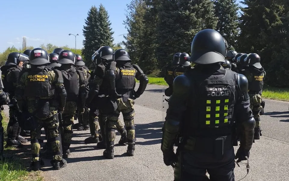 Riziková utkání, demonstrace. Psovodi libereckých strážníků cvičili na zvládání davu