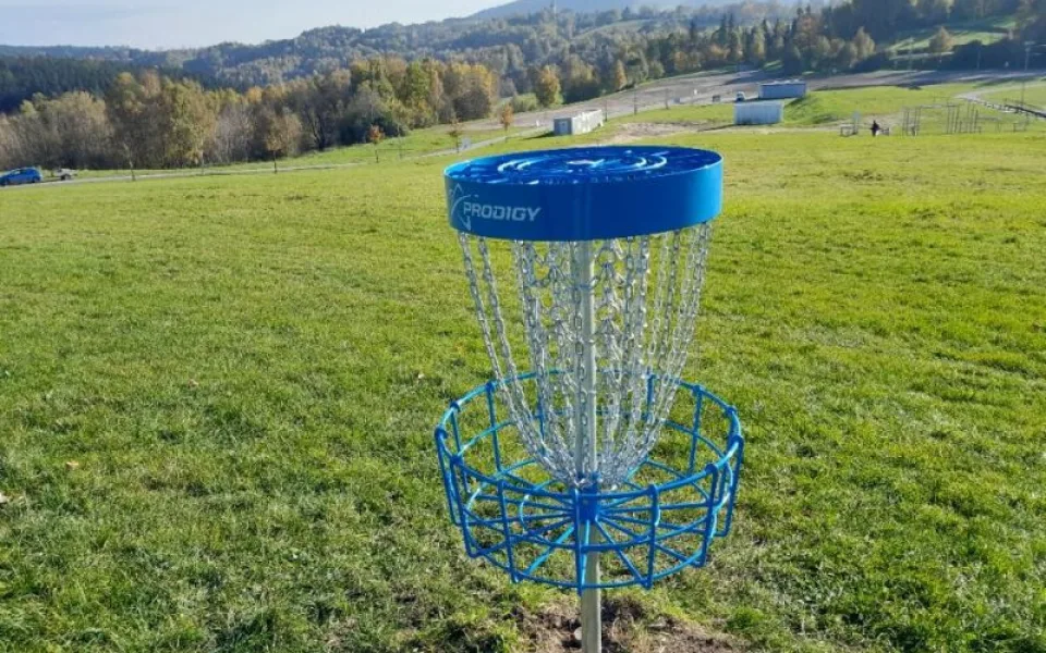 Discgolfové hřiště ve veseckém areálu se rozšířilo. Nově má dvanáct jamek