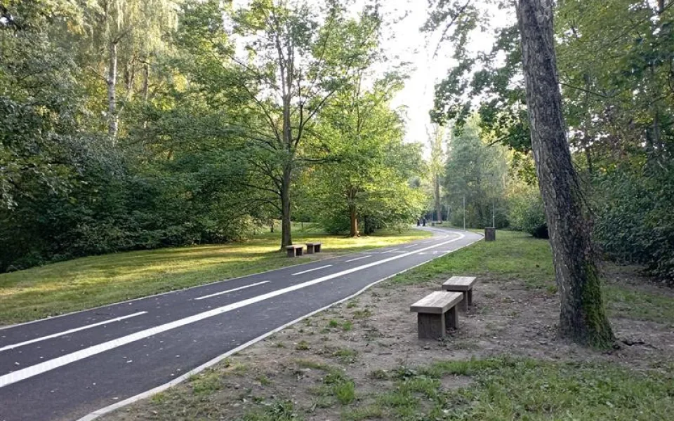 Krádež betonových laviček od cyklostezky. Jedna přitom vážila 175 kilogramů