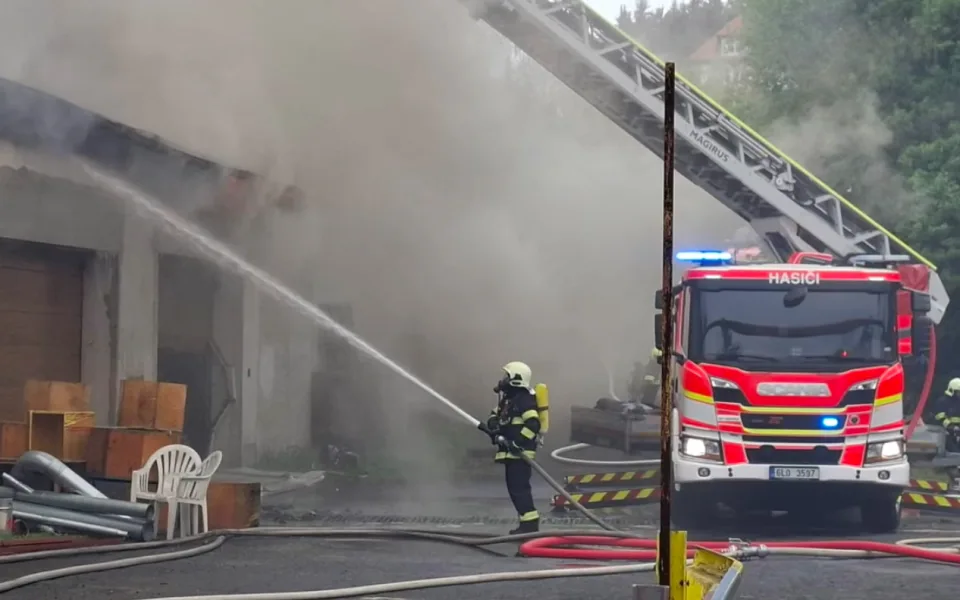Požár pily na Jablonecku. Hasiči vyhlásili druhý stupeň požárního poplachu