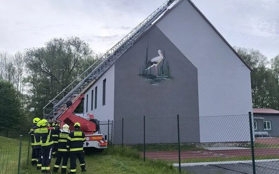 Čápi ve Višňové si do hnízda přinesli plastovou síť, odstraňovali ji na doporučení ornitologů hasiči