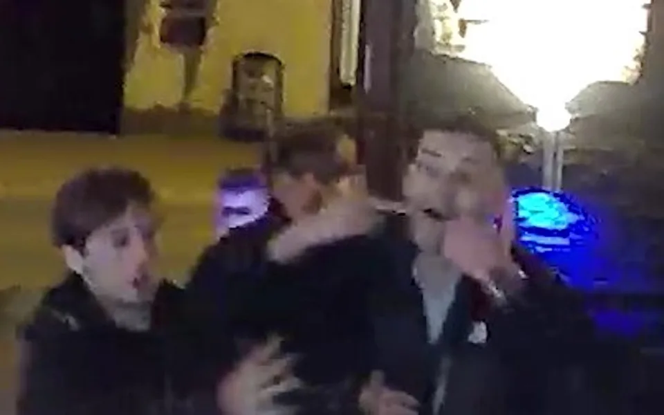 Noční konflikt v Barvířské. Policie hledá muže z kamerového záznamu