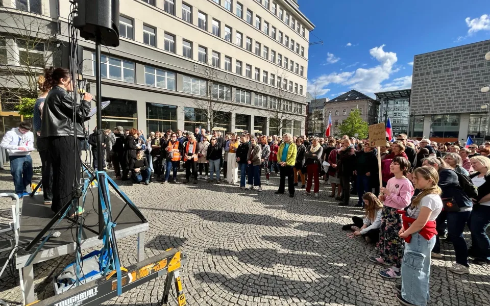 V Liberci se demonstrovalo za média veřejné služby. Do pochodu se zapojily stovky lidí