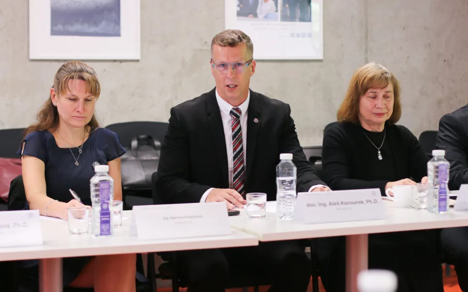 Rektor TUL Aleš Kocourek a jeho kolegyně na jednání s Libereckým krajem.