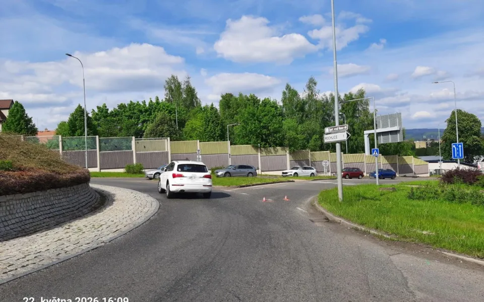 Nehoda na kruhovém objezdu v Liberci. Řidič srazil cyklistu a ujel