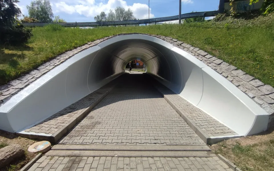 Liberec dal do kupy podchod ve Vesecké ulici. Zmizely graffiti, je vymalovaný, světla fungují