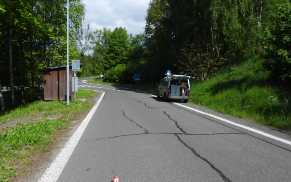 Řidič se v pátek hodinu před půlnocí v Jeřmanicích střetl s chodcem a ujel. Pátrá po něm policie
