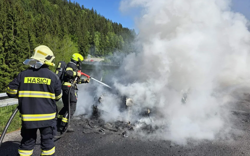 V Kořenově u křižovatky se silnicí I/10 shořelo auto. Řidič se zranil