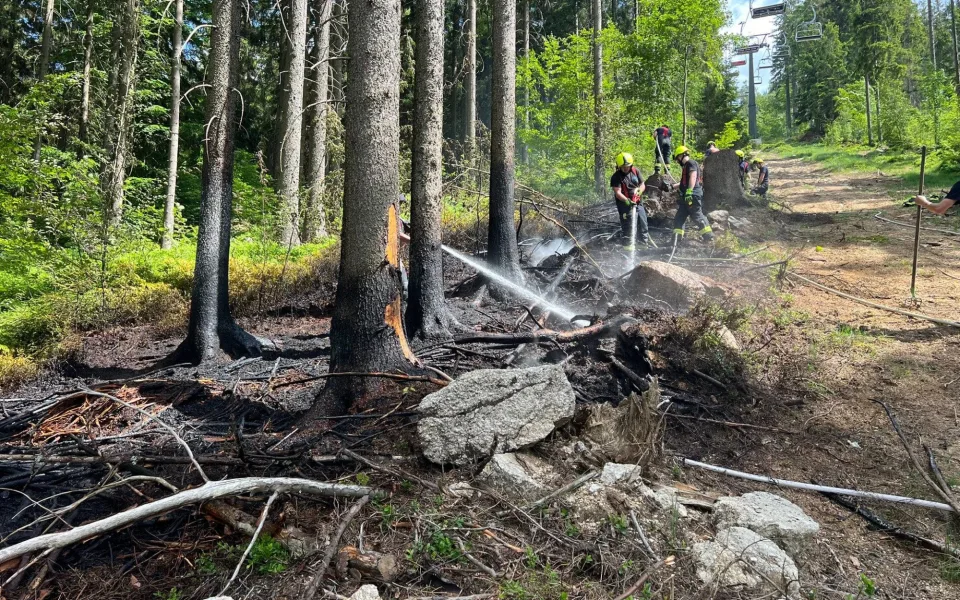 Požár na Tanvaldském Špičáku způsobila cigareta vyhozená z lanovky, říkají provozovatelé Bikeparku