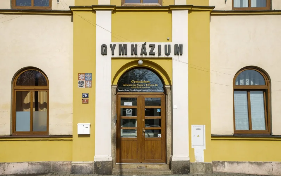 Odstupte, vyzvali studenti ředitelku jabloneckého gymnázia U Balvanu