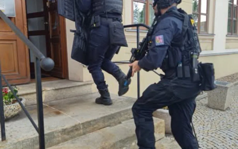 Mladistvý lupič napadal v České Lípě ženy a mlátil je pěstí do obličeje. Dnes putoval do vazby