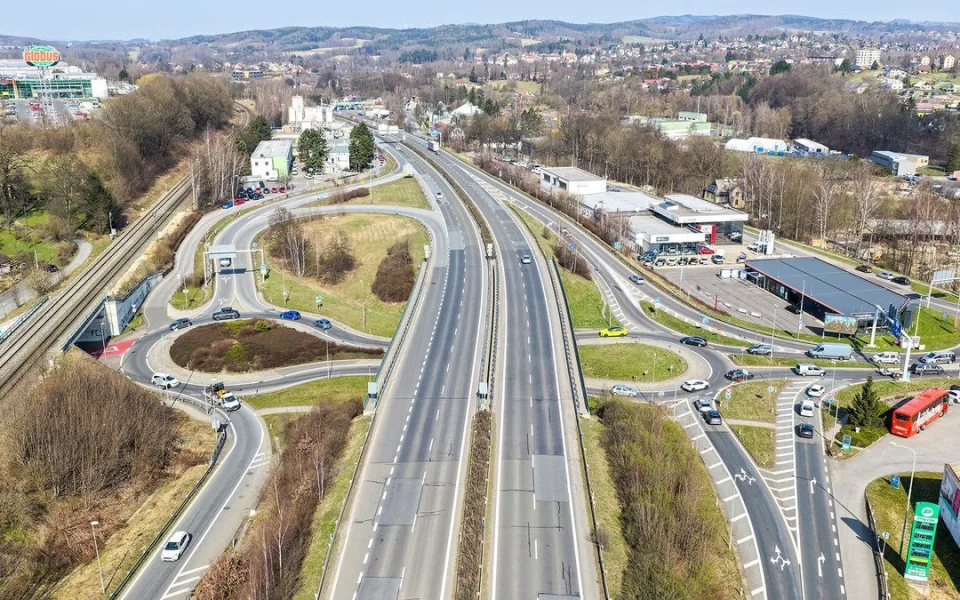 Odložte plánovanou uzavírku libereckého „sněhuláka“ nebo nastane dopravní kolaps, vyzývá kraj ŘSD
