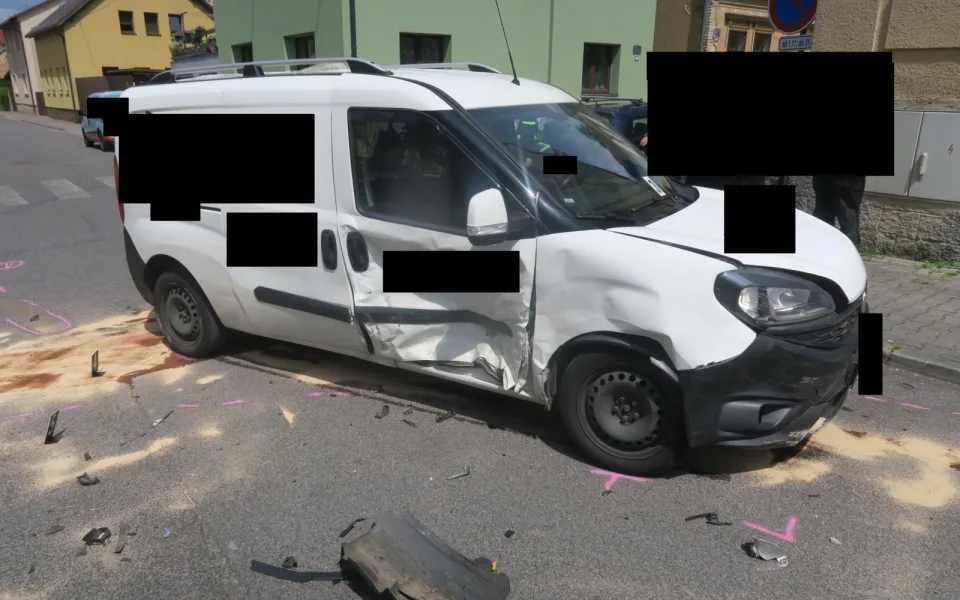 Srážka na křižovatce v Jablonci. Řidič nedal přednost, řidička skončila v nemocnici