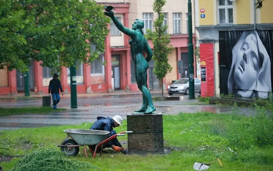 Dívka s holubicí před libereckým nádražím je kulturní památkou