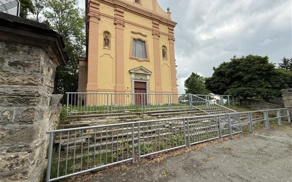 Schody před českolipským kostelem se dočkají opravy. Uzavřené jsou skoro dva roky