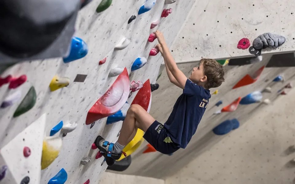 Lezení není jen sport. Racoons LK Boulder zve na náborový den nových členů.