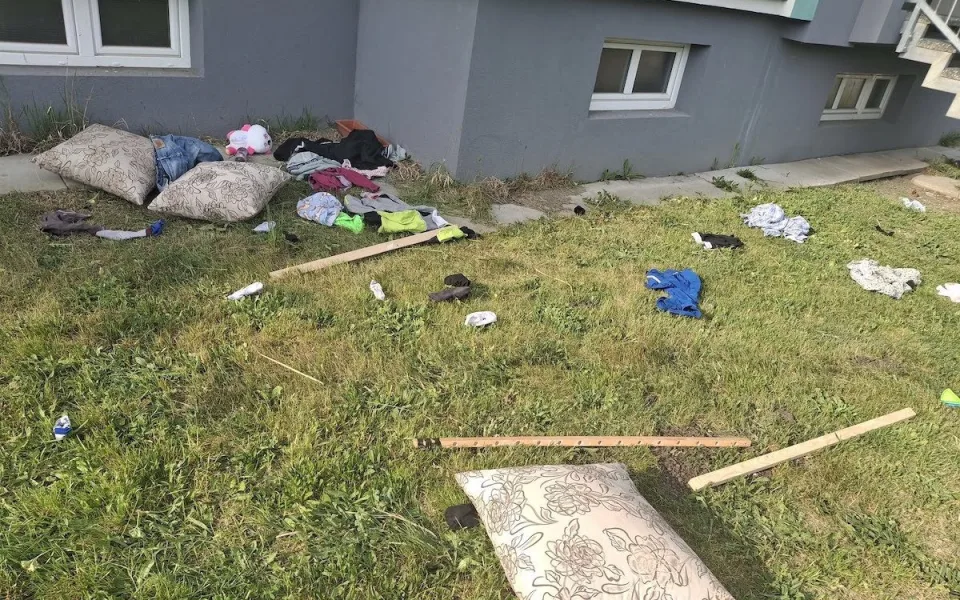 Z okna paneláku ve čtvrtém patře létaly věci. Házelo je malé dítě