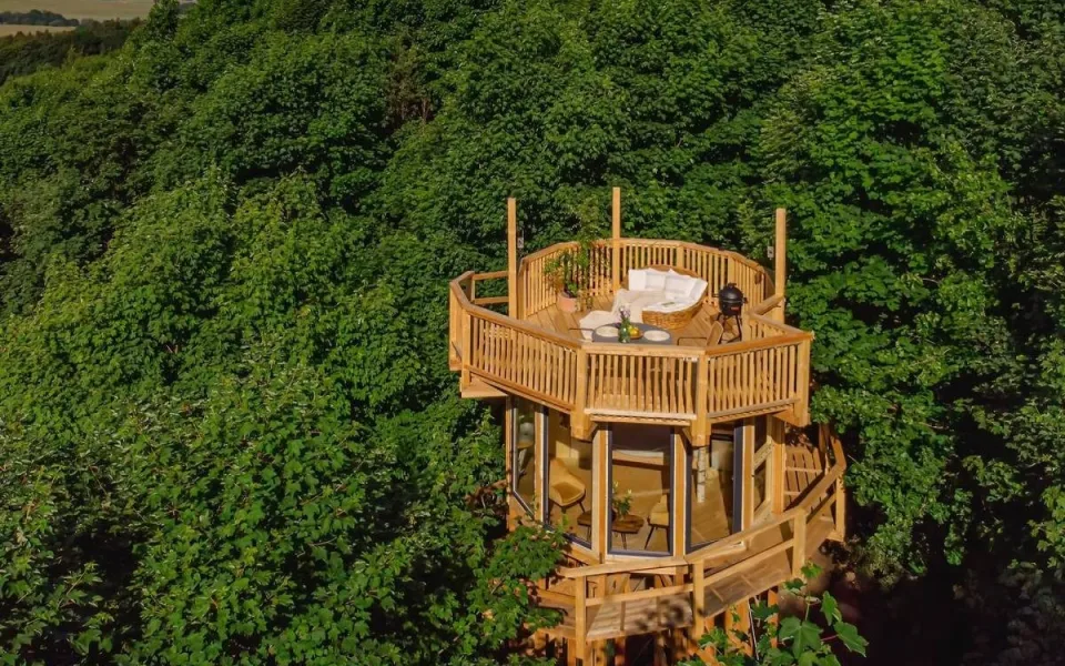 Tři luxusní treehousy pod Ještědem řeší ČIŽP, podle úřadů vznikly načerno