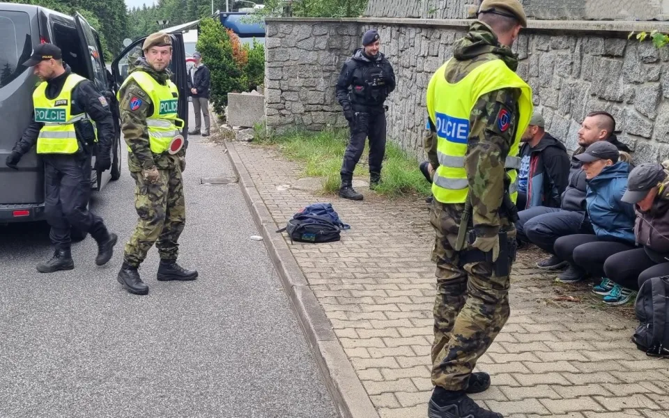 Migranti v dodávce, utíkající řidič. Policisté s vojáky cvičili na přechodu v Harrachově