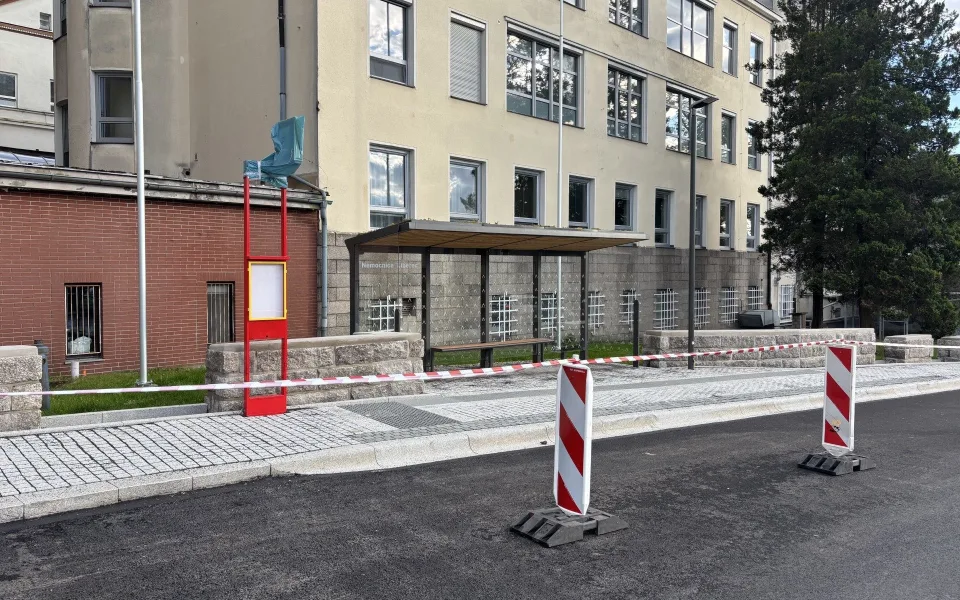 Autobusová zastávka u nemocnice stále neslouží cestujícím. Čeká se na kolaudaci