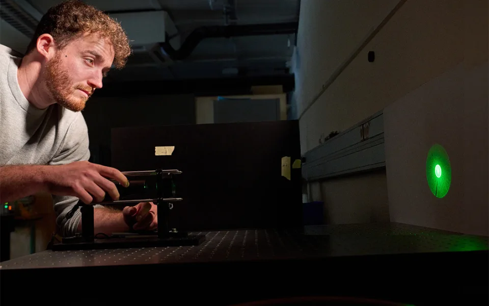 Místo drátků laser. Student liberecké univerzity přepisuje pravidla měření v CERNu