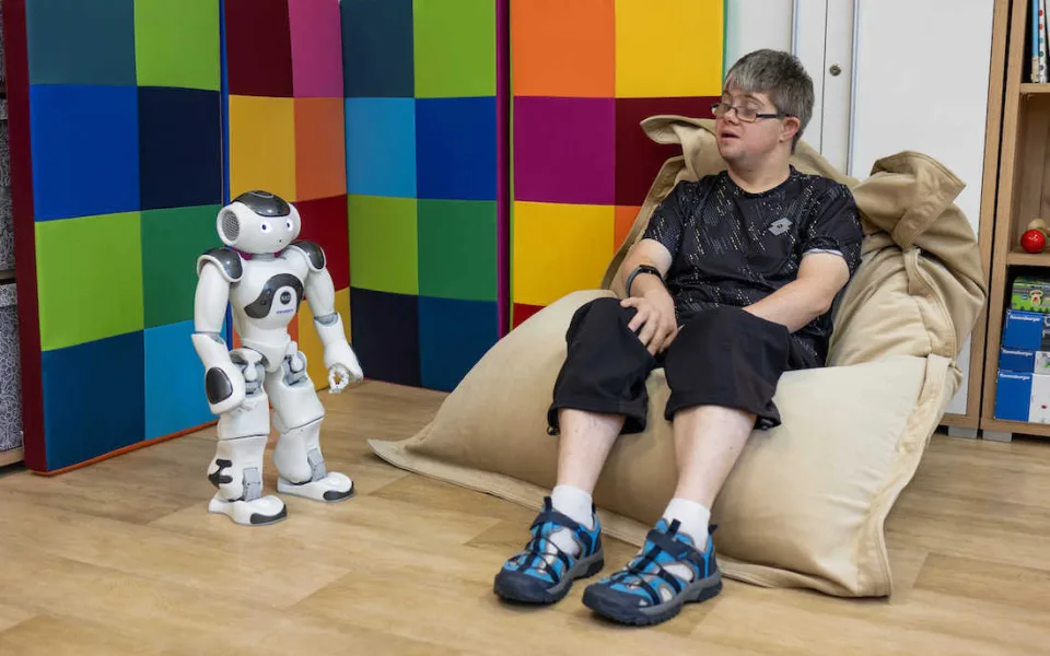 Robot Robic cvičí s klienty sociálních služeb. Odlehčí pečovatelkám, v kraji zůstane