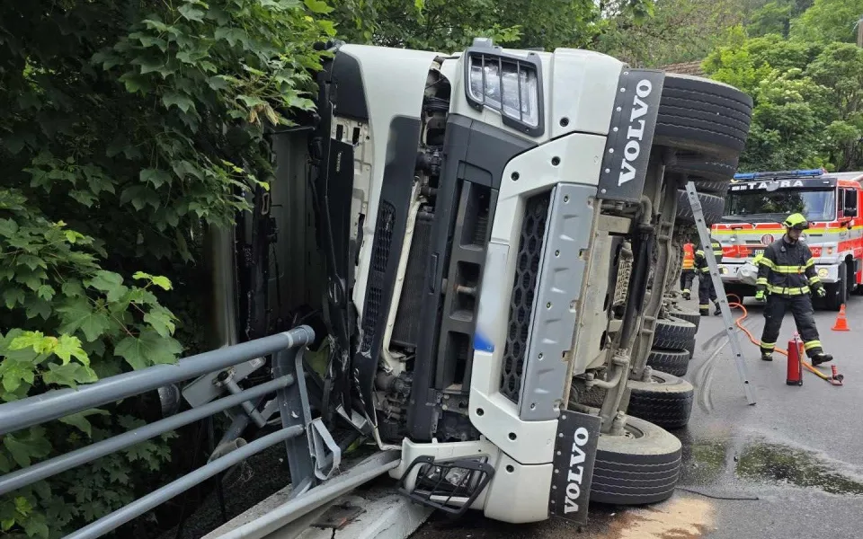 Převrácený kamion v Košťálově zaměstnal hasiče, řidič vyvázl bez zranění