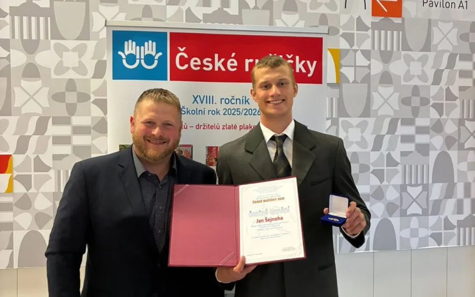 Jan Šejnoha s mistrem odborného výcviku Martinem Roušalem.