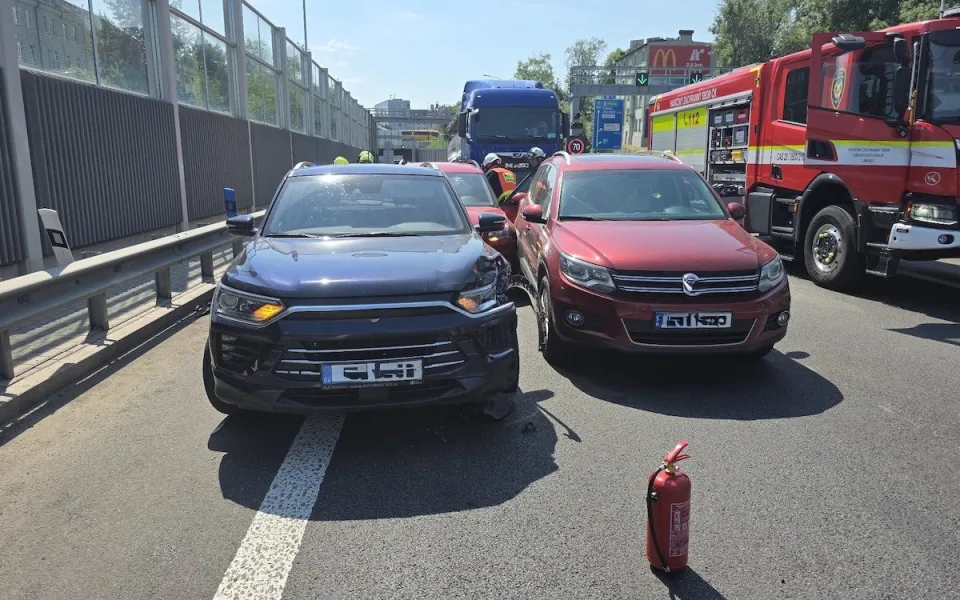 Na průtahu Libercem se srazila čtyři auta. Dvě osoby hasiči vyprošťovali