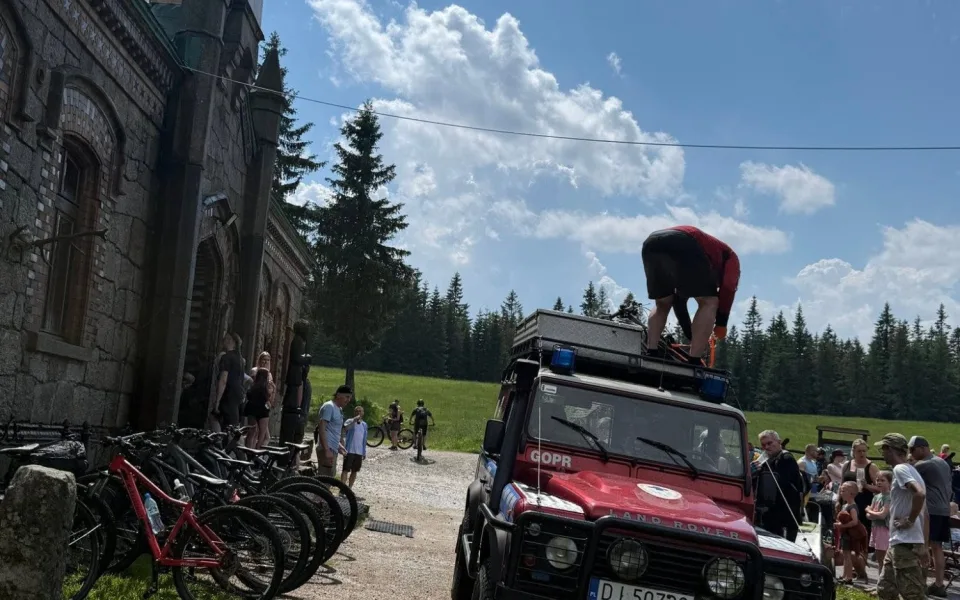 Cyklistku na polské straně Jizerek zasáhl blesk. Došlo k zástavě, ženu oživovali turisté