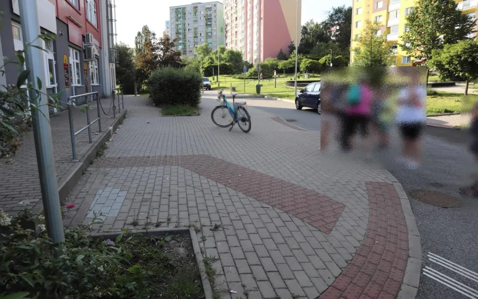 Srážka cyklistky s malým chlapcem na Špičáku. Policie hledá svědky