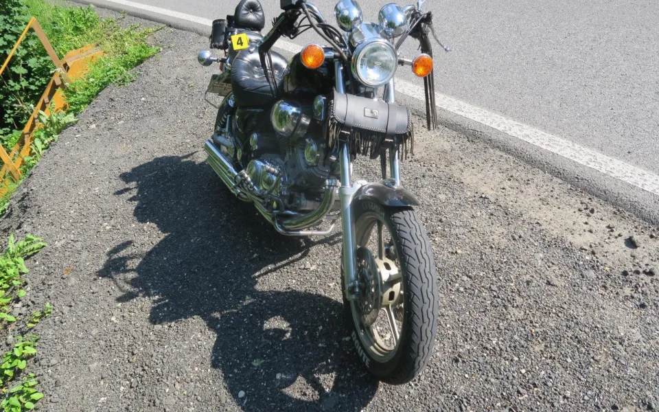 Motorkář se v Lučanech lekl protijedoucího auta. Prudce zabrzdil a havaroval