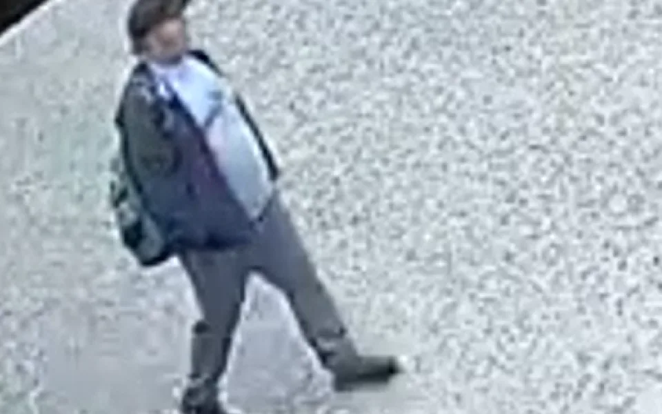 Krádeží batohu v Liberci vznikla škoda za 50 tisíc. Policie hledá muže z fotky