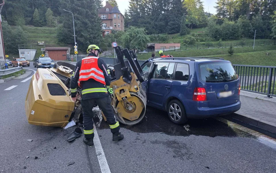 Silnici na Lučany zastavila nehoda. Srazilo se auto se silničním válcem