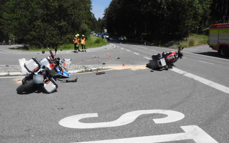 Společný výlet na motorkách skončil nehodou a těžkým zraněním