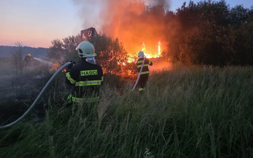 Noční požár na Turnovsku. Shořel odstavený kamion