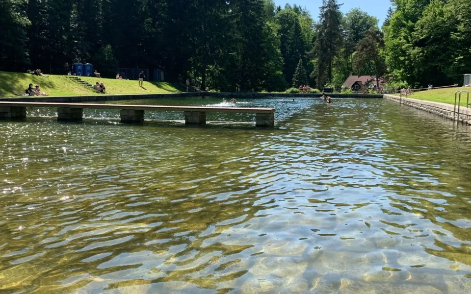 Bahno z přívalových dešťů plní Lesák. Město připravuje opatření